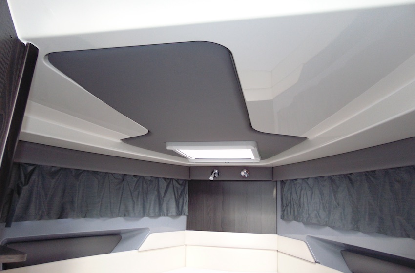 Cortinas de cabina en cubierta superior y en cabina de proa